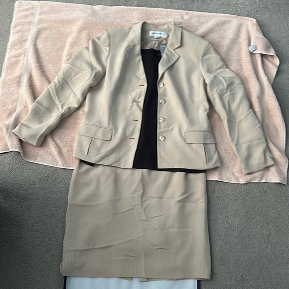 Tan Jones New York blazer with faux pockets and button closure Size: 14 - Picture 1 of 9